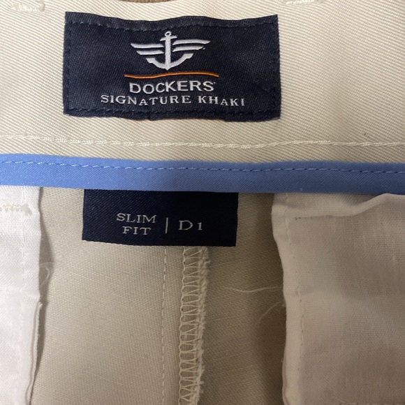Dockers Signature Khaki Slim Fit - Picture 2 of 5